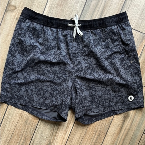 Vuori Kore Short 5” Black Floral Print - Picture 1 of 4